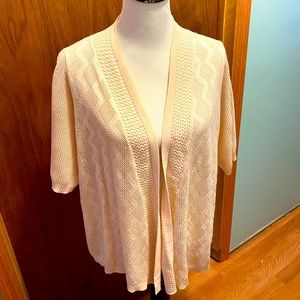 Women’s cardigan pastel peach color , short sleeves. Cyrus size XXL